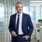 jak układać dłonie na zdjęciach